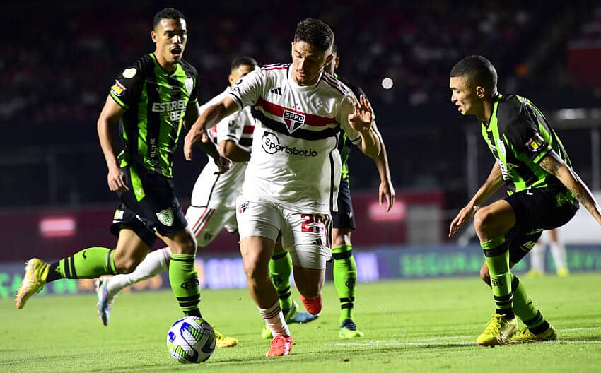 Zagueiro do S&atilde;o Paulo lidera estat&iacute;sticas de defesa, veja os n&uacute;meros