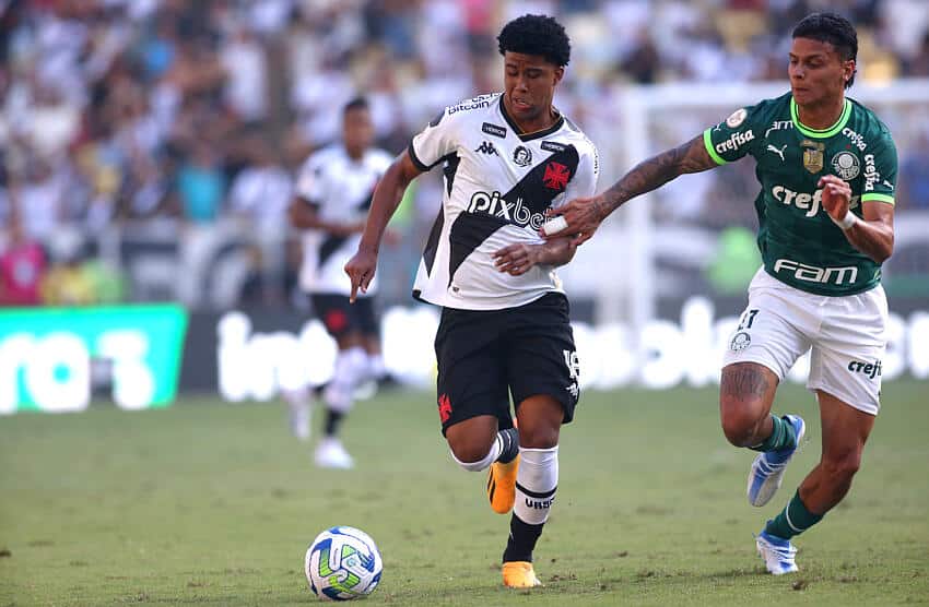 Torcedor do Vasco &ldquo;afineta&rdquo; meio-campista ap&oacute;s empate; veja mais detalhes