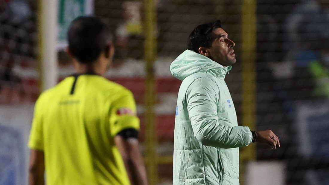“Não esperávamos um terceiro adversário”: Abel Ferreira esbraveja com arbitragem de Bolívar x Palmeiras