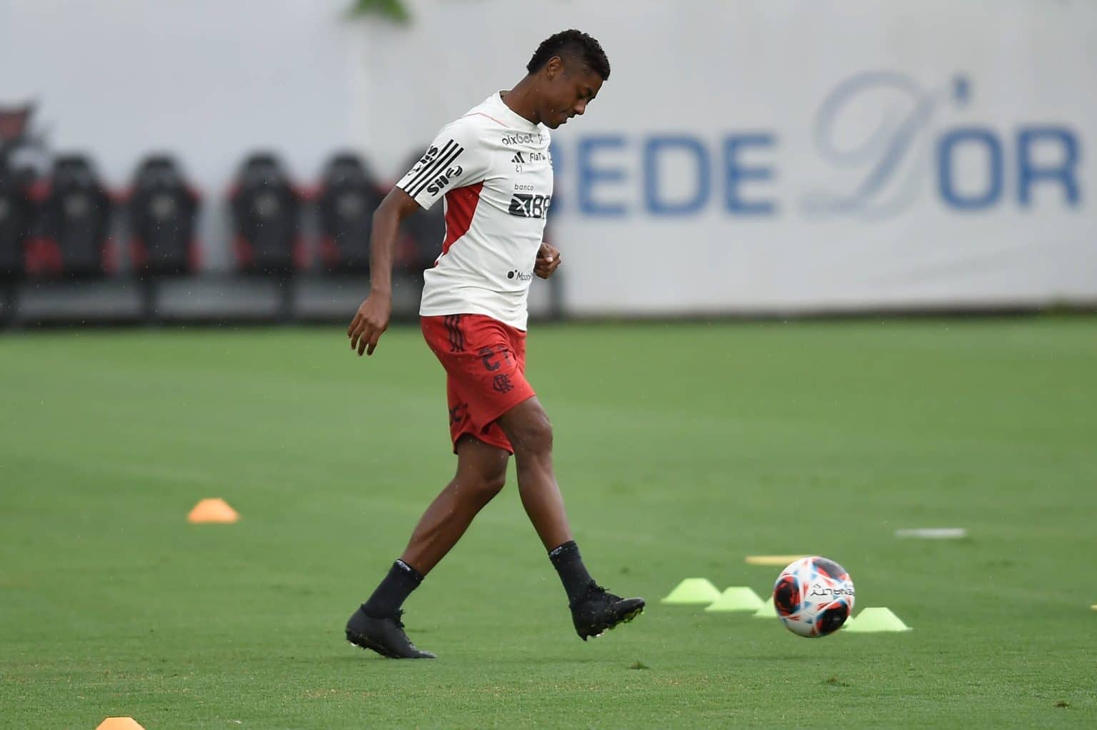Recuperado e de volta ao Flamengo, Bruno Henrique se emociona ao relembrar de grave les&atilde;o