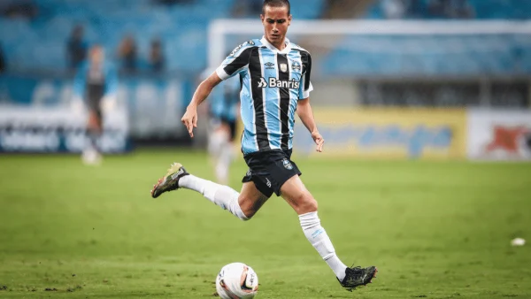 Coritiba sonda meia do Gr&ecirc;mio e tenta convencer clube ga&uacute;cho a aceitar empr&eacute;stimo