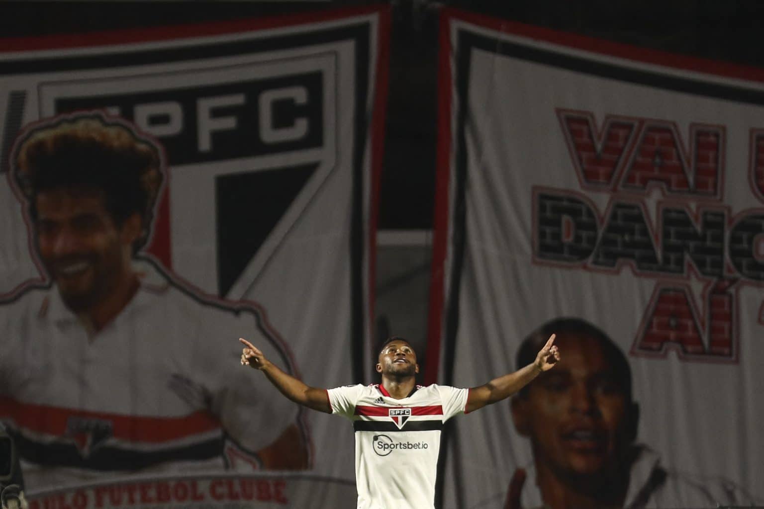 Com futuro a definir, jogador de Cotia alcan&ccedil;a marca no S&atilde;o Paulo