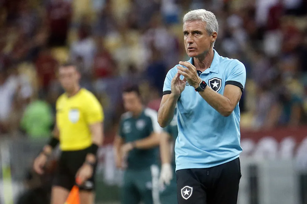 Meia-atacante uruguaio recebe sondagem de Botafogo e clube de São Paulo