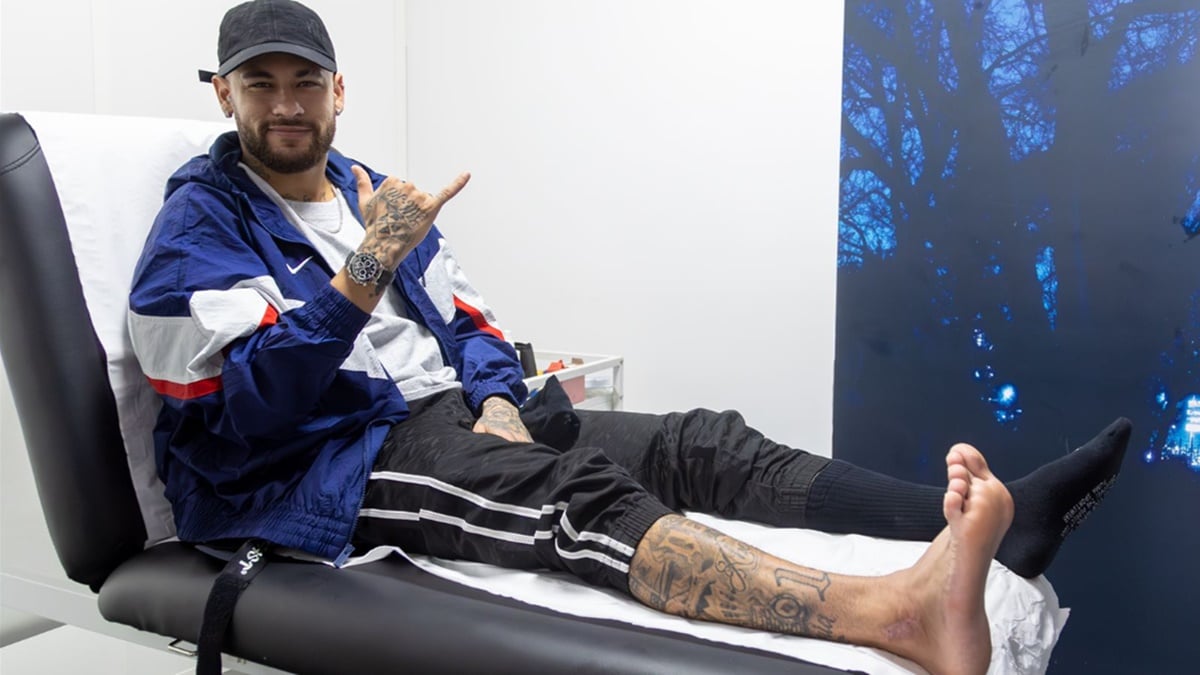 Ap&oacute;s cirurgia, Neymar retorna &agrave; Fran&ccedil;a para seguir reabilita&ccedil;&atilde;o no PSG; saiba mais