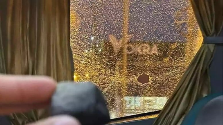 Torcida erra feio e apedreja &ocirc;nibus do pr&oacute;prio time