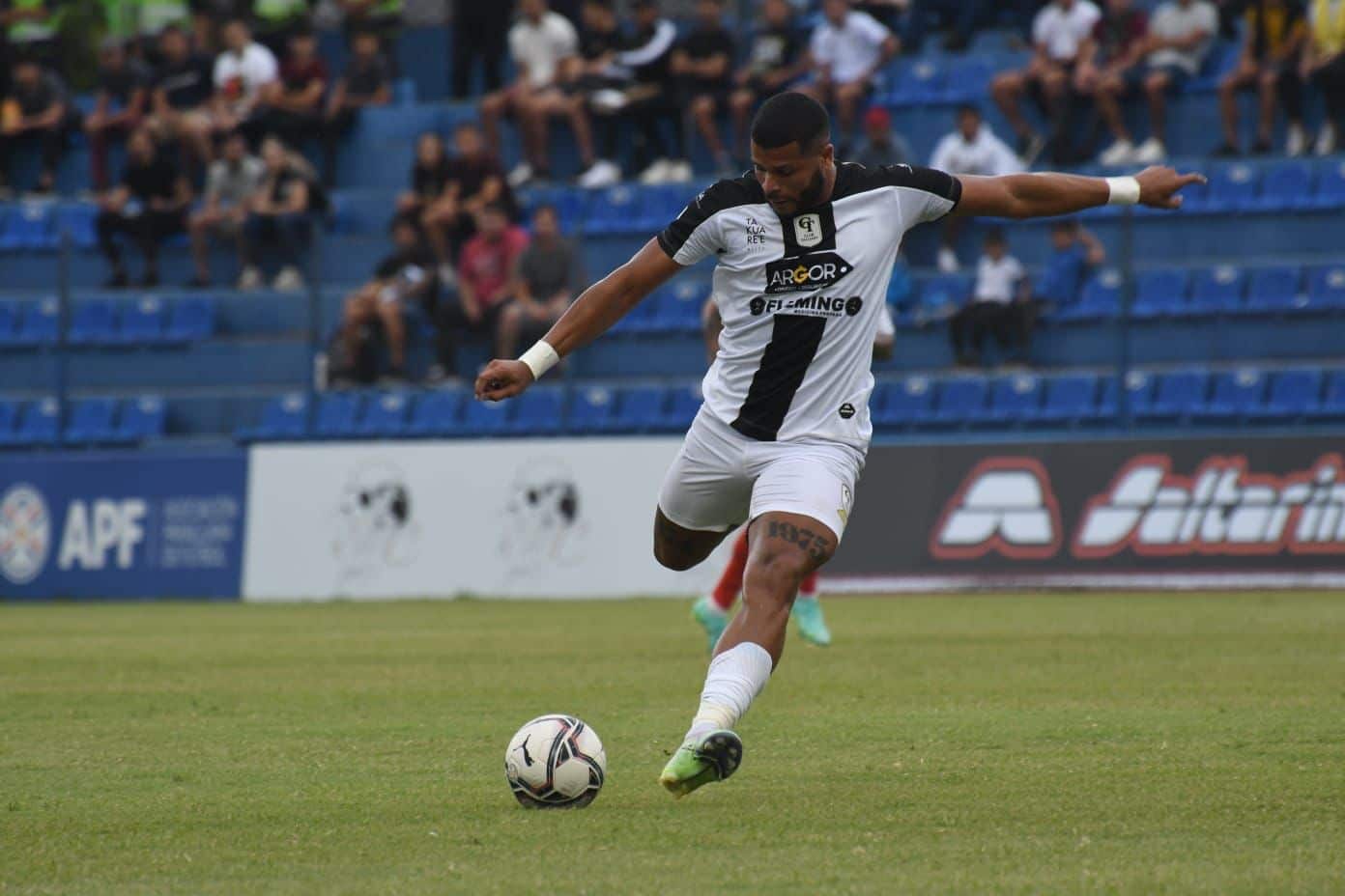 Exclusiva: Atacante brasileiro rival do RB Bragantino na Sula analisa duelo: &ldquo;O estilo de jogo dos times &eacute; diferente&rdquo;