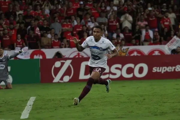 Coritiba fecha contrata&ccedil;&atilde;o de atacante do Gr&ecirc;mio