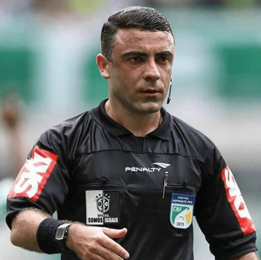 "Eu n&atilde;o aguentava mais viver um personagem", confira a entrevista exclusiva com Igor Benevenuto, 1&ordm; &aacute;rbitro FIFA a se declarar gay