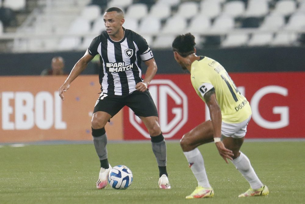 Mar&ccedil;al exp&otilde;e dificuldades contra LDU e vira chave do Botafogo para o Brasileir&atilde;o: &ldquo;Queremos nos manter l&aacute; em cima&rdquo;