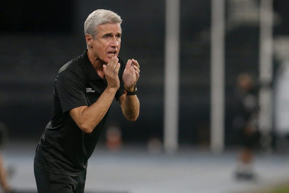 Lu&iacute;s Castro detona &lsquo;antijogo&rsquo; da LDU, lamenta empate e faz promessa &agrave; torcida do Botafogo