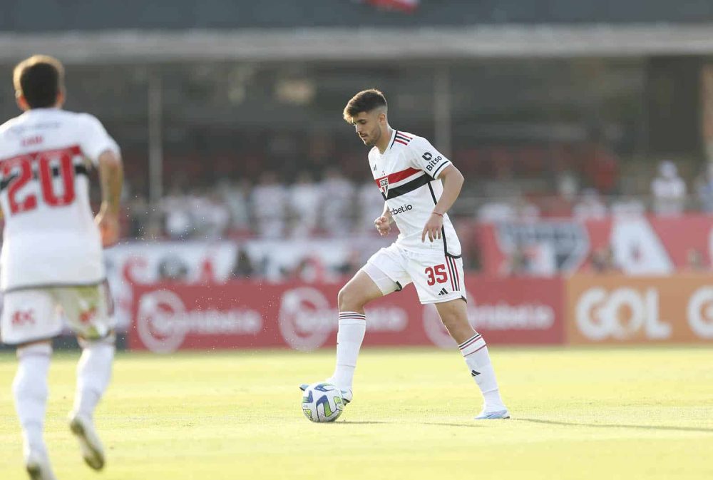 Lucas Beraldo esbanja seguran&ccedil;a e categoria e se torna pilar da defesa do S&atilde;o Paulo em 2023; veja n&uacute;meros