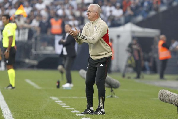 Dorival detona VAR de Corinthians x S&atilde;o Paulo e ironiza: "N&atilde;o estava trabalhando?"