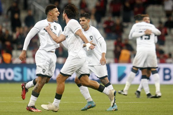 Rivaldo avalia in&iacute;cio de Botafogo e Cruzeiro no Brasileir&atilde;o e 'prev&ecirc;' futuro das equipes na temporada