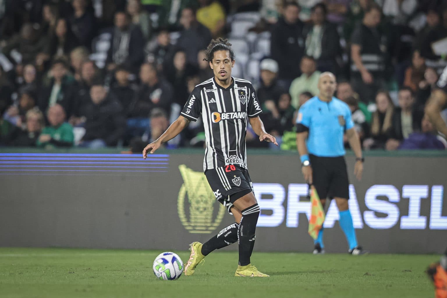 Com justificativa inusitada, &aacute;rbitro detalha expuls&atilde;o de zagueiro do Atl&eacute;tico-MG contra o Coritiba