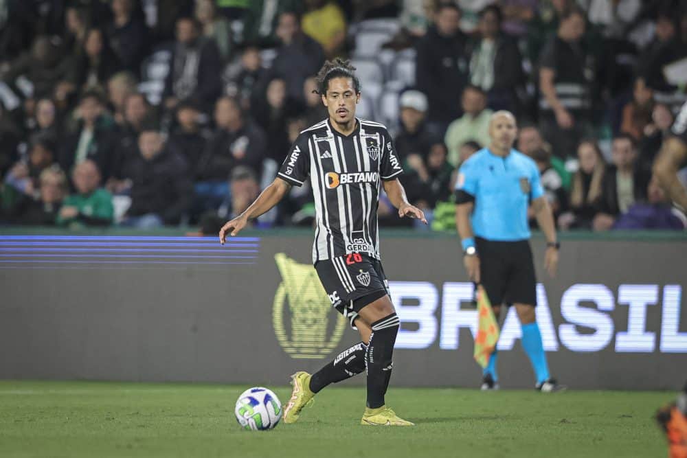 Com justificativa inusitada, árbitro detalha expulsão de zagueiro do Atlético-MG contra o Coritiba