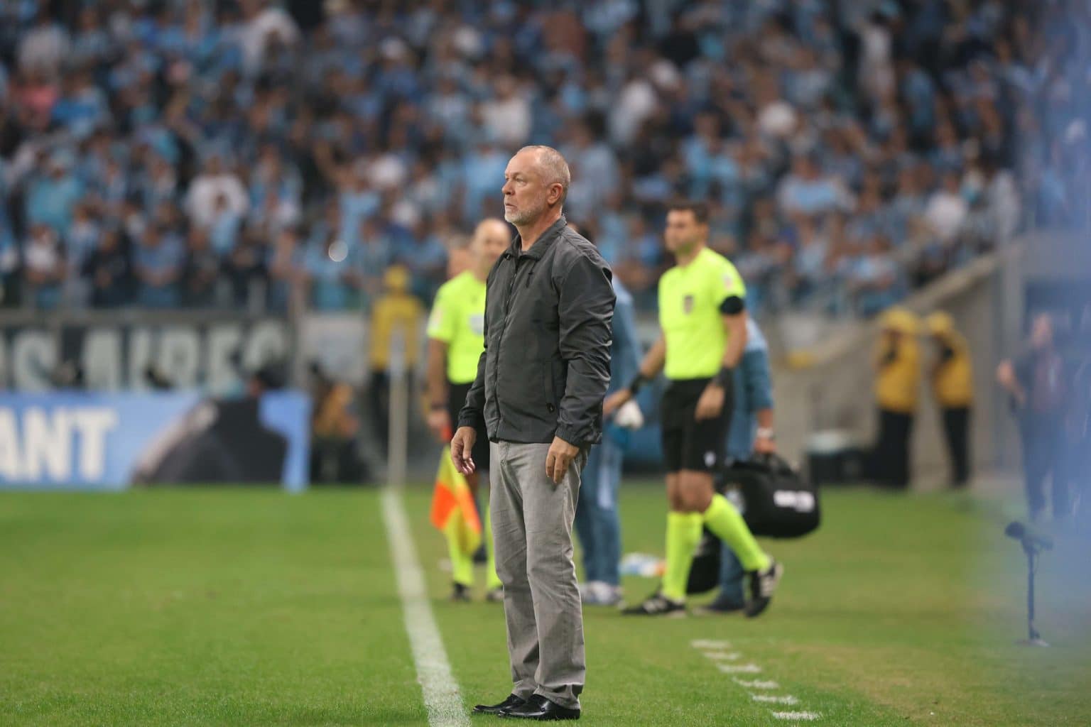 Internacional define situação de Mano Menezes e anuncia saídas após derrota no Gre-Nal