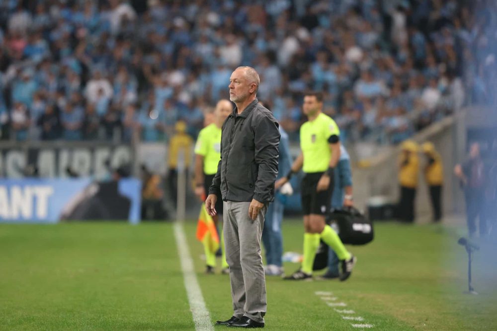 Internacional define situação de Mano Menezes e anuncia saídas após derrota no Gre-Nal