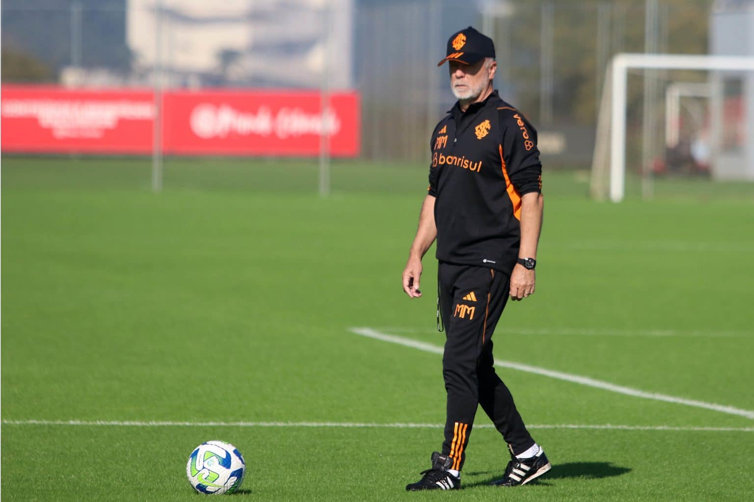 Com mudan&ccedil;as em pe&ccedil;as e no sistema, Mano prepara Inter para jogo decisivo na Libertadores