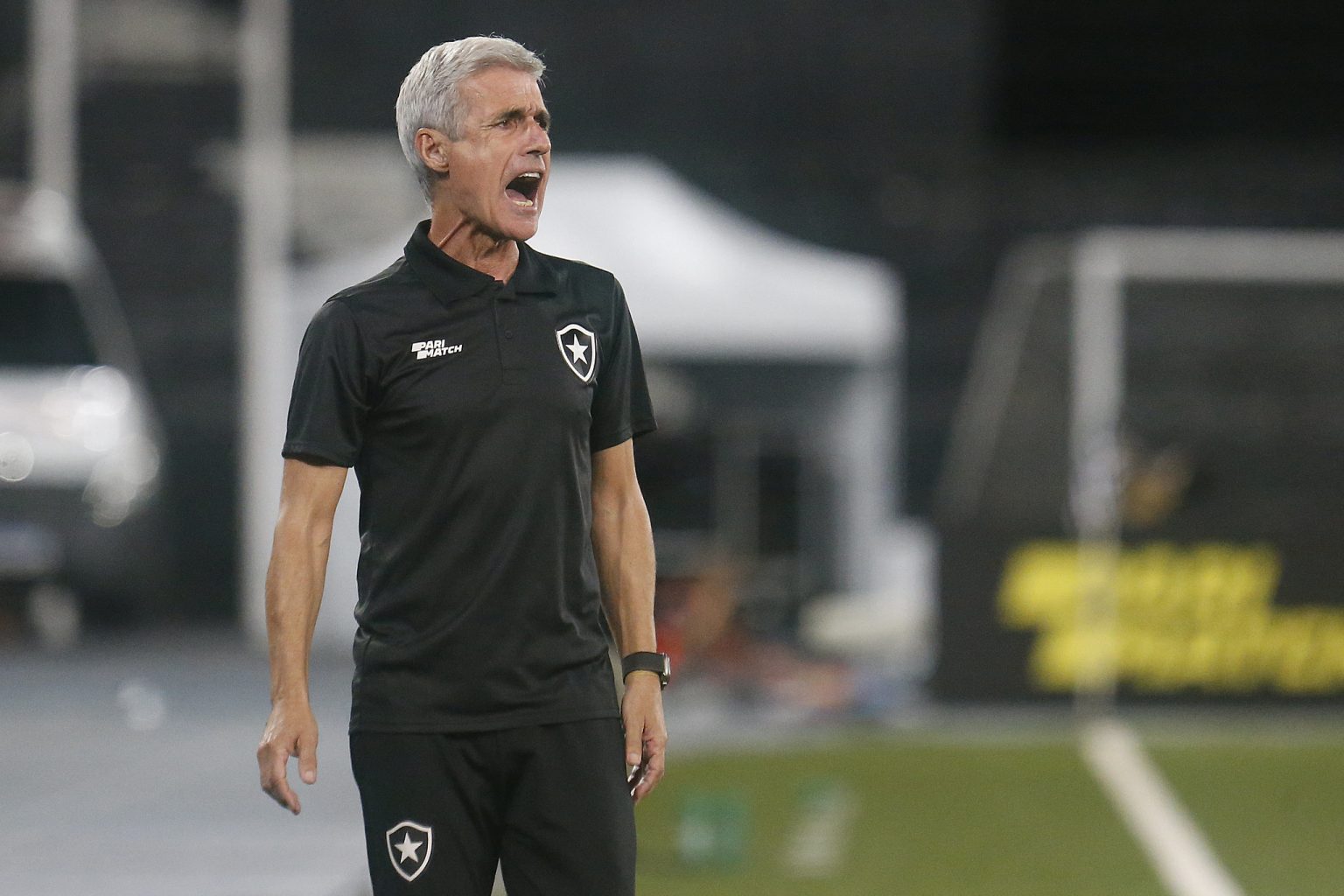 Receita do sucesso? Luís Castro explica jogo ‘híbrido e adaptável’ do Botafogo