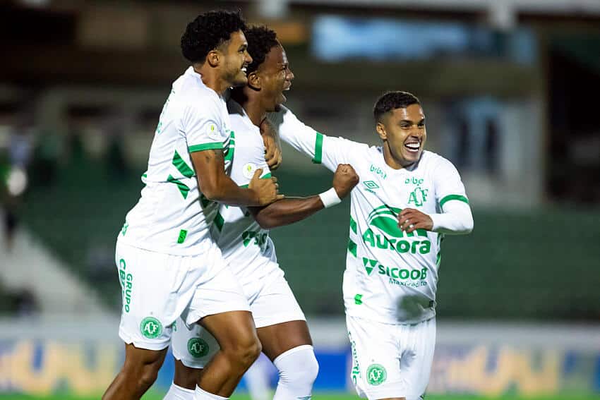 Velho conhecido &eacute; o novo treinador da Chapecoense; confira