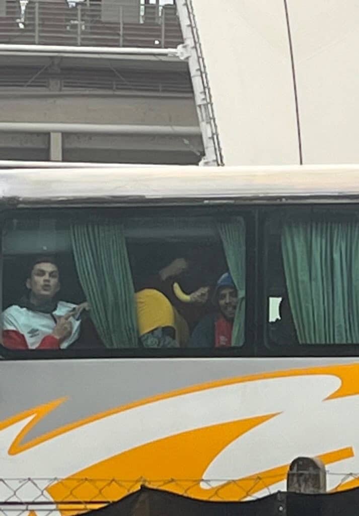 Torcedores do Nacional-URU cometem atos racistas no Beira-Rio; veja imagens