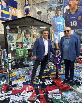 Fiorentina homenageia Maradona em N&aacute;poles; veja