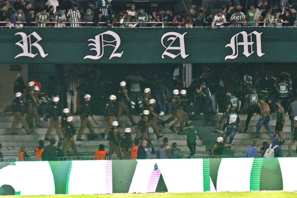"N&atilde;o torce pelo clube", Zago se irrita e detona torcida do Coritiba ap&oacute;s nova derrota no Brasileir&atilde;o