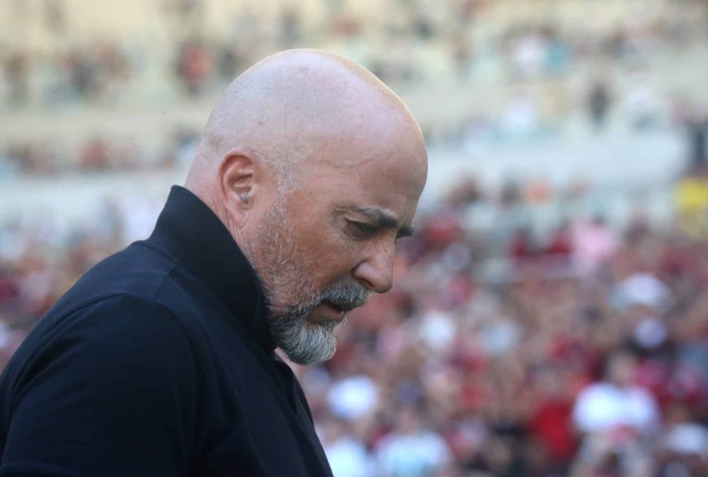 &ldquo;Parece que estava em Ibiza&rdquo;: jornalista n&atilde;o poupa cr&iacute;ticas a in&iacute;cio de Sampaoli no Flamengo