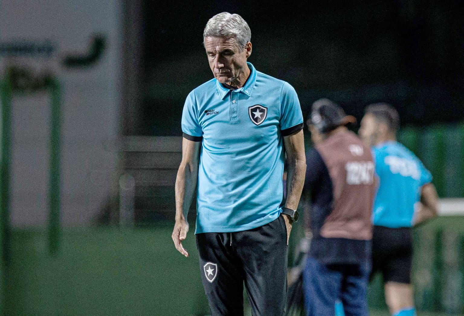 Luís Castro fala sobre brigar por três competições com o Botafogo; veja