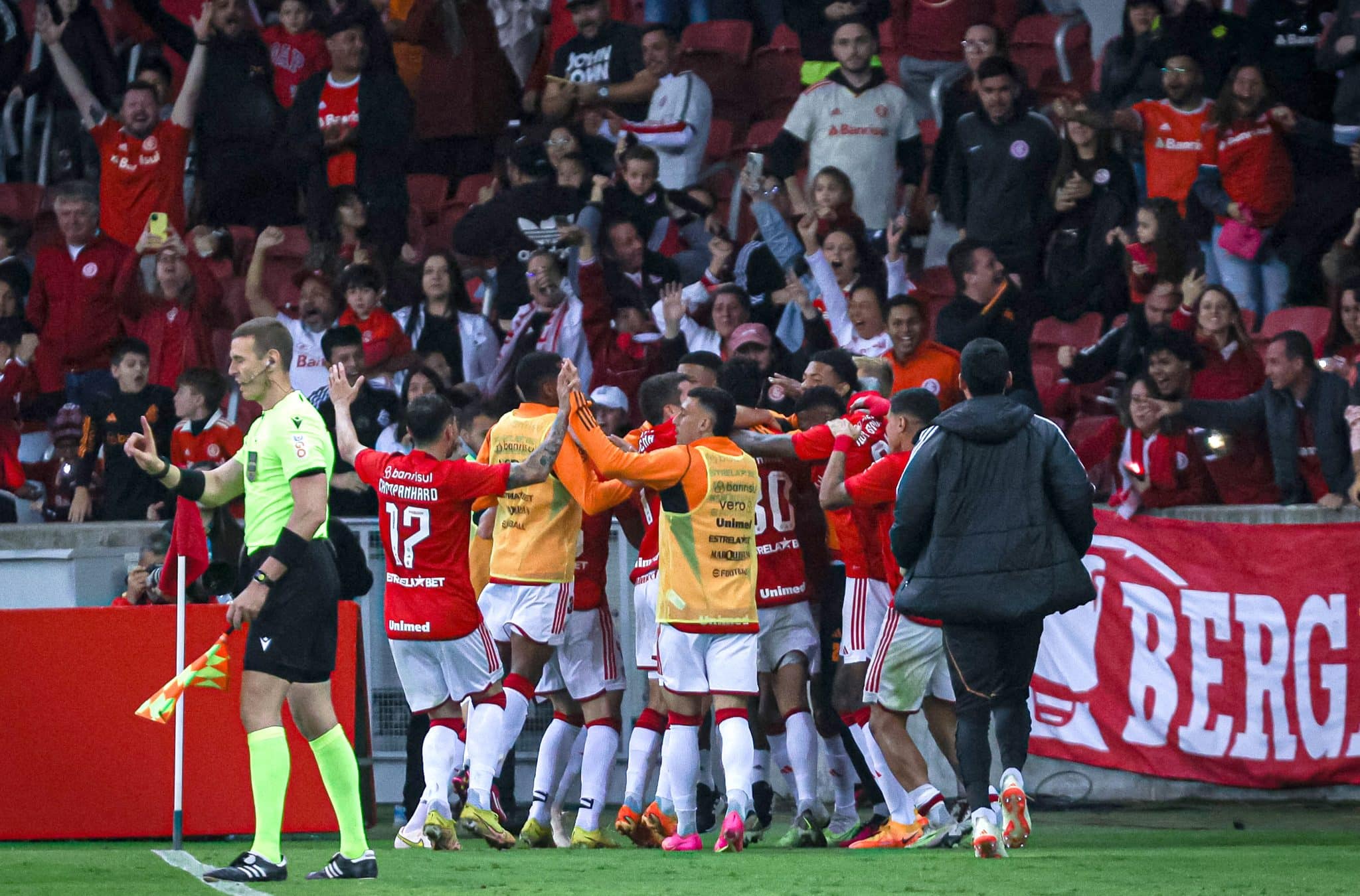 Jogador do Inter sofre trauma e passa noite no hospital; veja