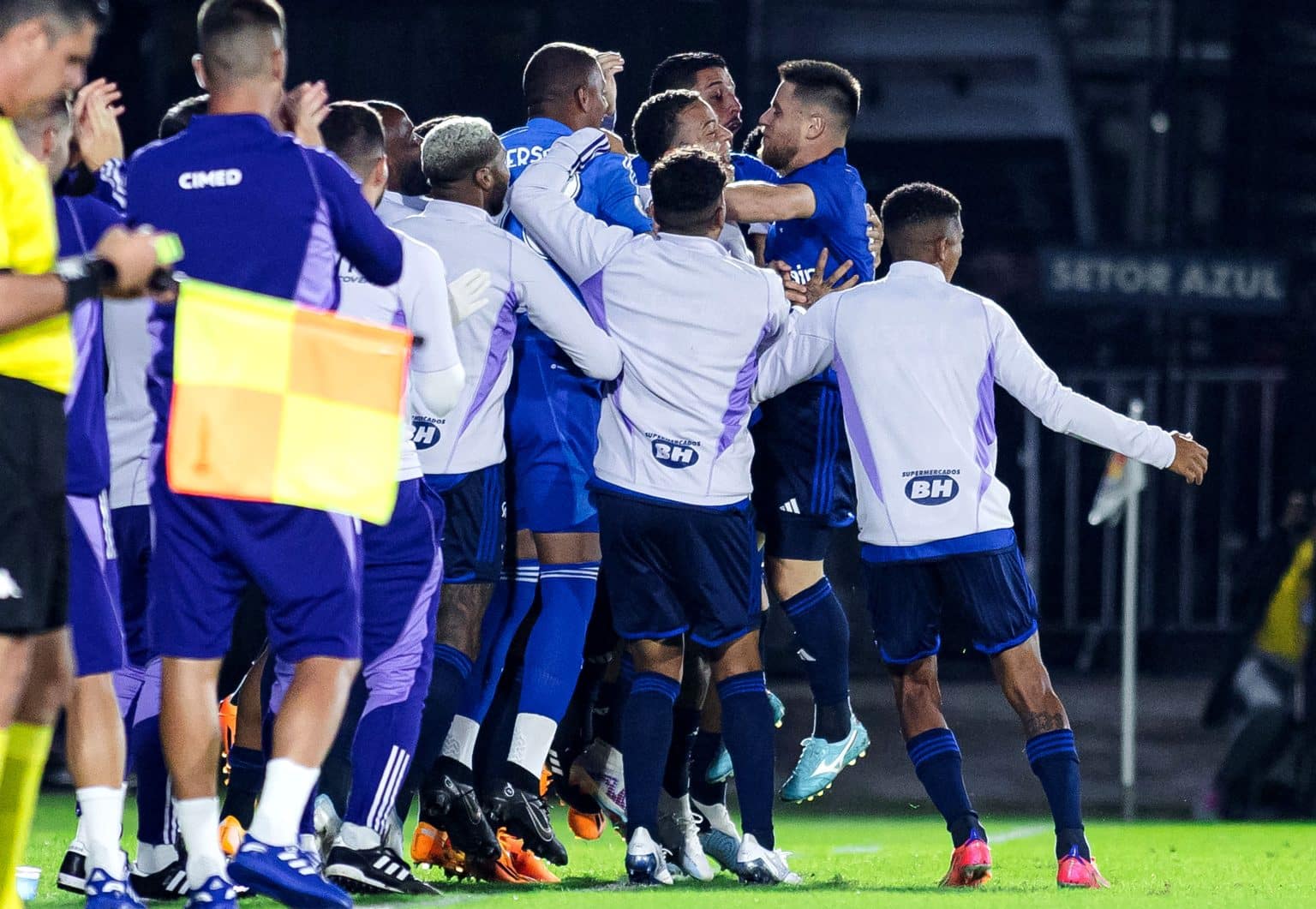 Volante do Cruzeiro valoriza in&iacute;cio de Brasileir&atilde;o da equipe e projeta reencontro desafiador contra o Santos