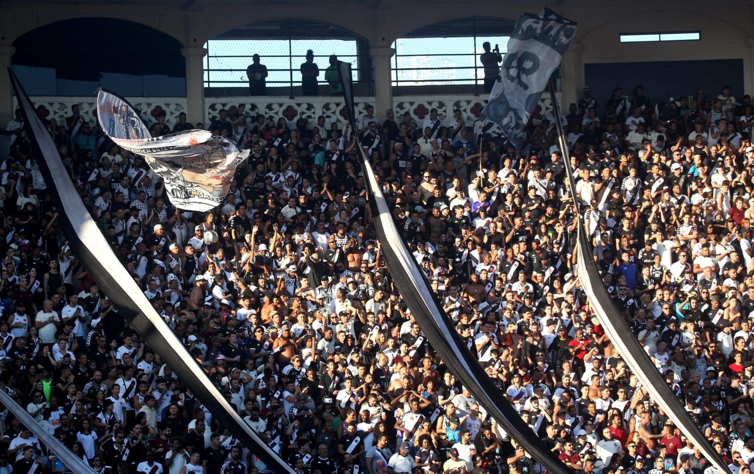 Torcida organizada do Vasco perde a paci&ecirc;ncia e toma atitude contra SAF do clube