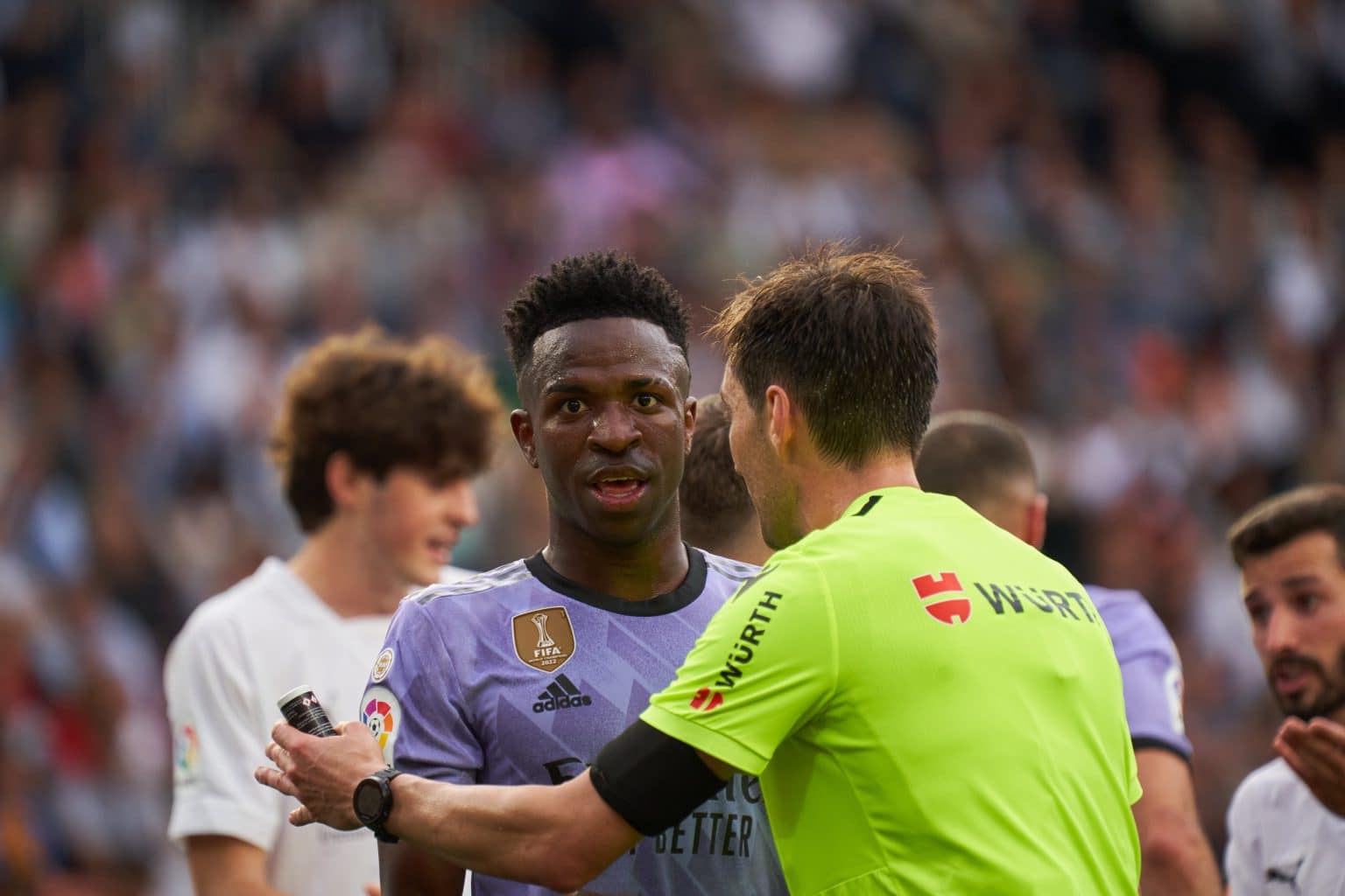 &ldquo;Ele me chamou de macaco. N&atilde;o vai fazer nada?&rdquo;, veja o di&aacute;logo de Vinicius Junior em (outro) caso de racismo em La Liga