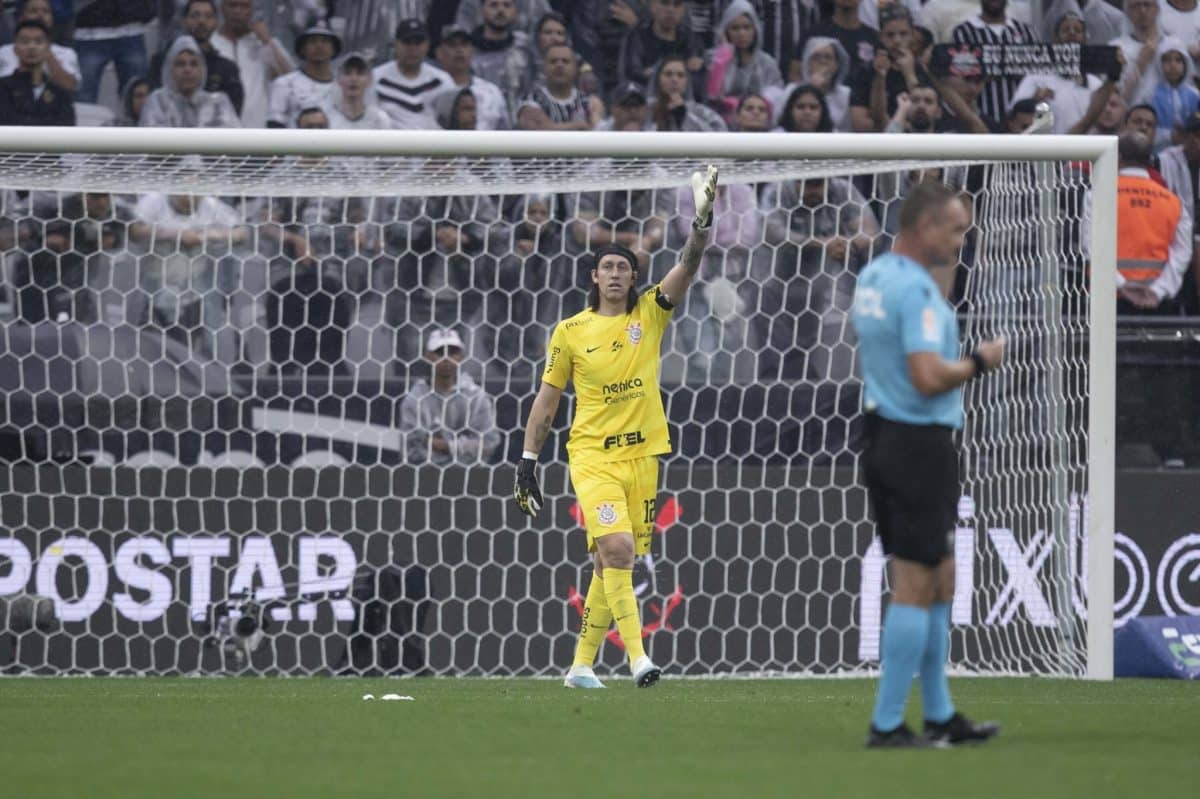 C&aacute;ssio se irrita com insinua&ccedil;&otilde;es e explica gesto pol&ecirc;mico em Corinthians x Fluminense