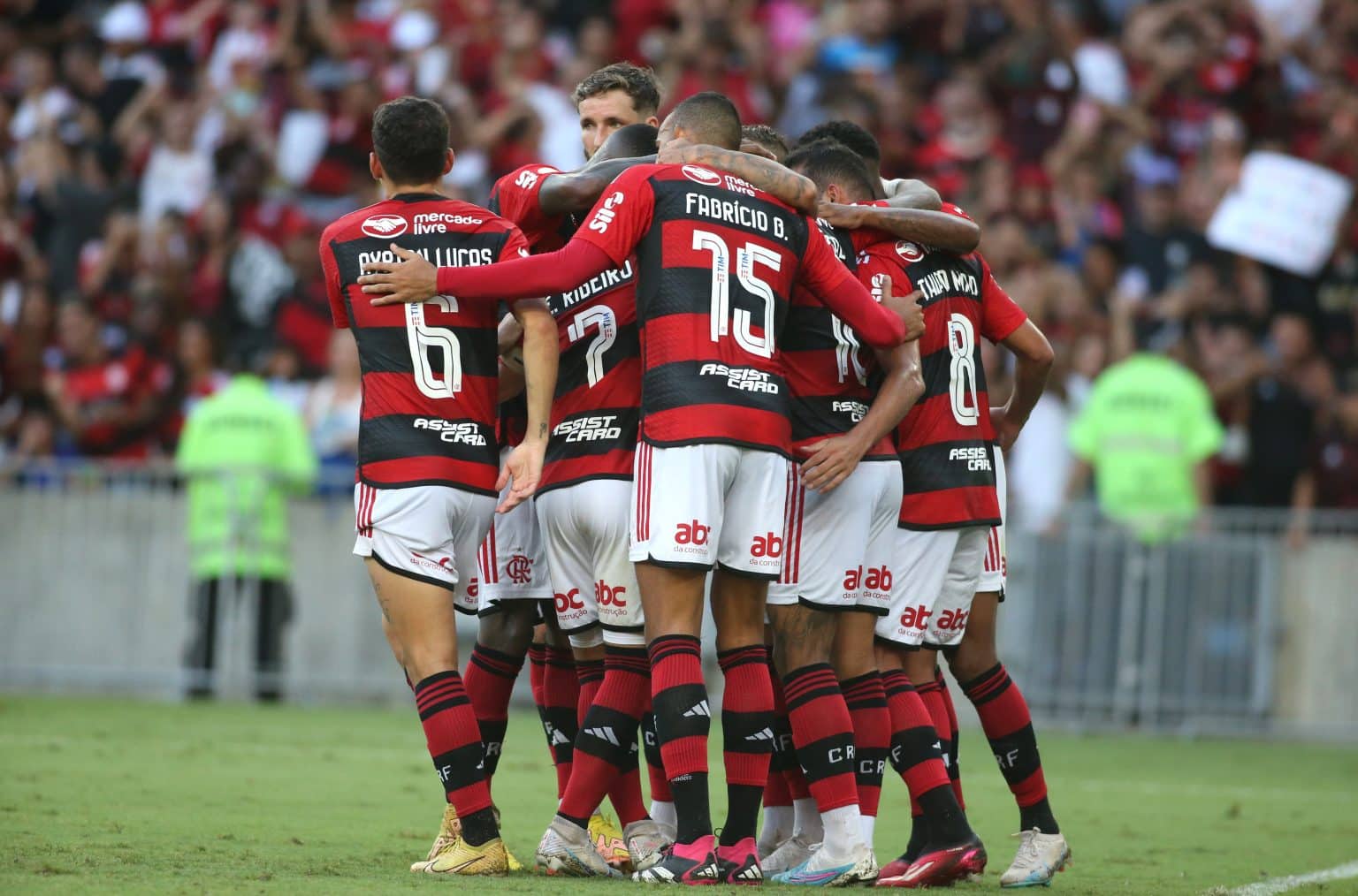 Campe&atilde;o de tudo com o Flamengo deve ter mais um ano de contrato