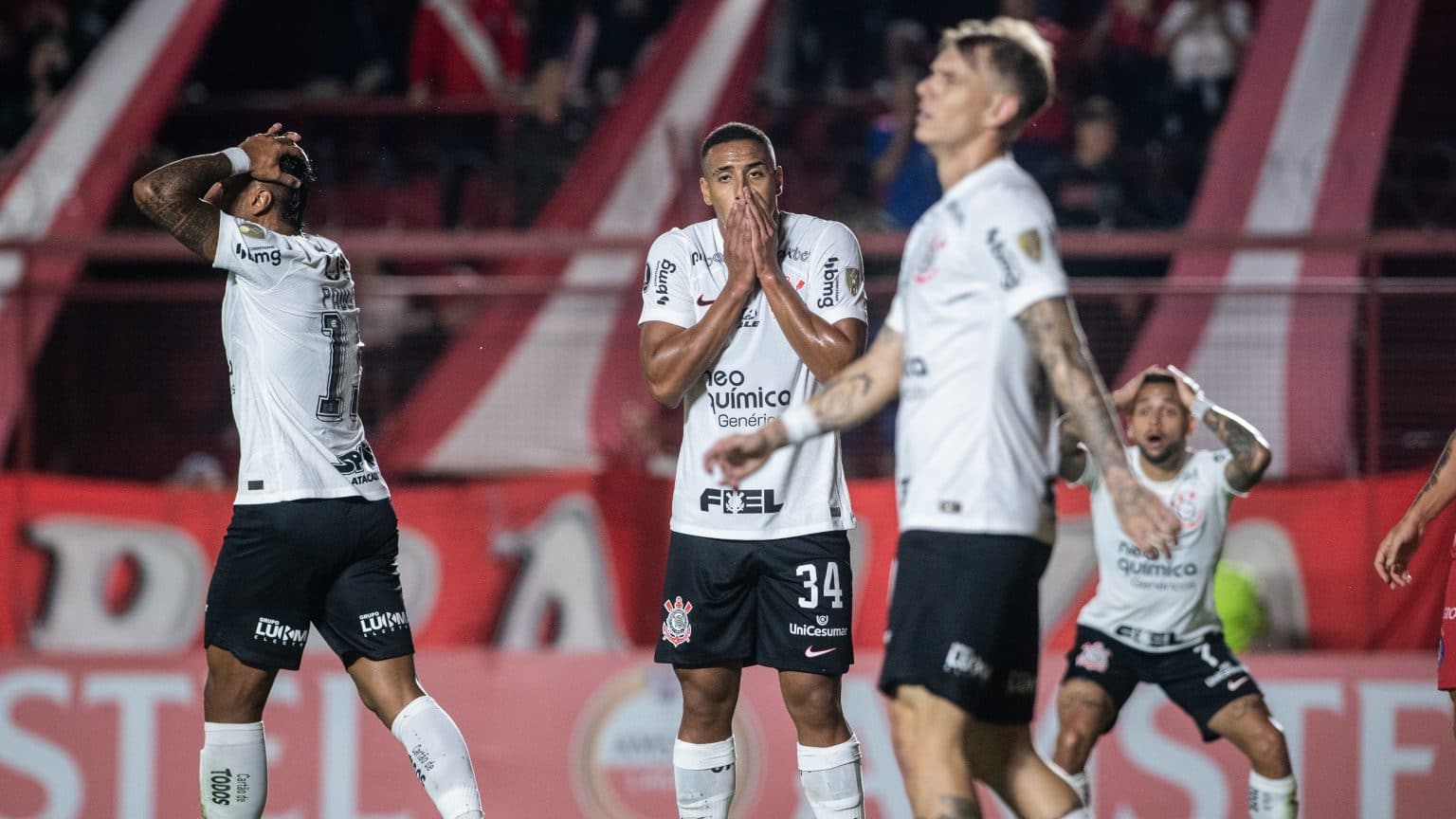 Atletas n&atilde;o utilizados custam caro ao Corinthians; confira os nomes
