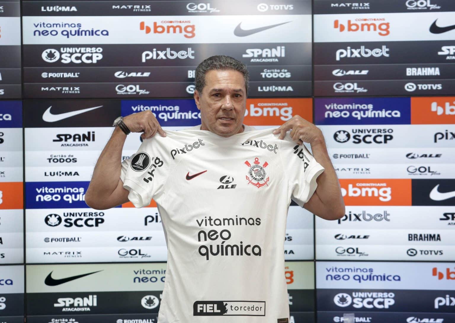 Luxemburgo &lsquo;recebe&rsquo; surpresa positiva do departamento m&eacute;dico do Corinthians