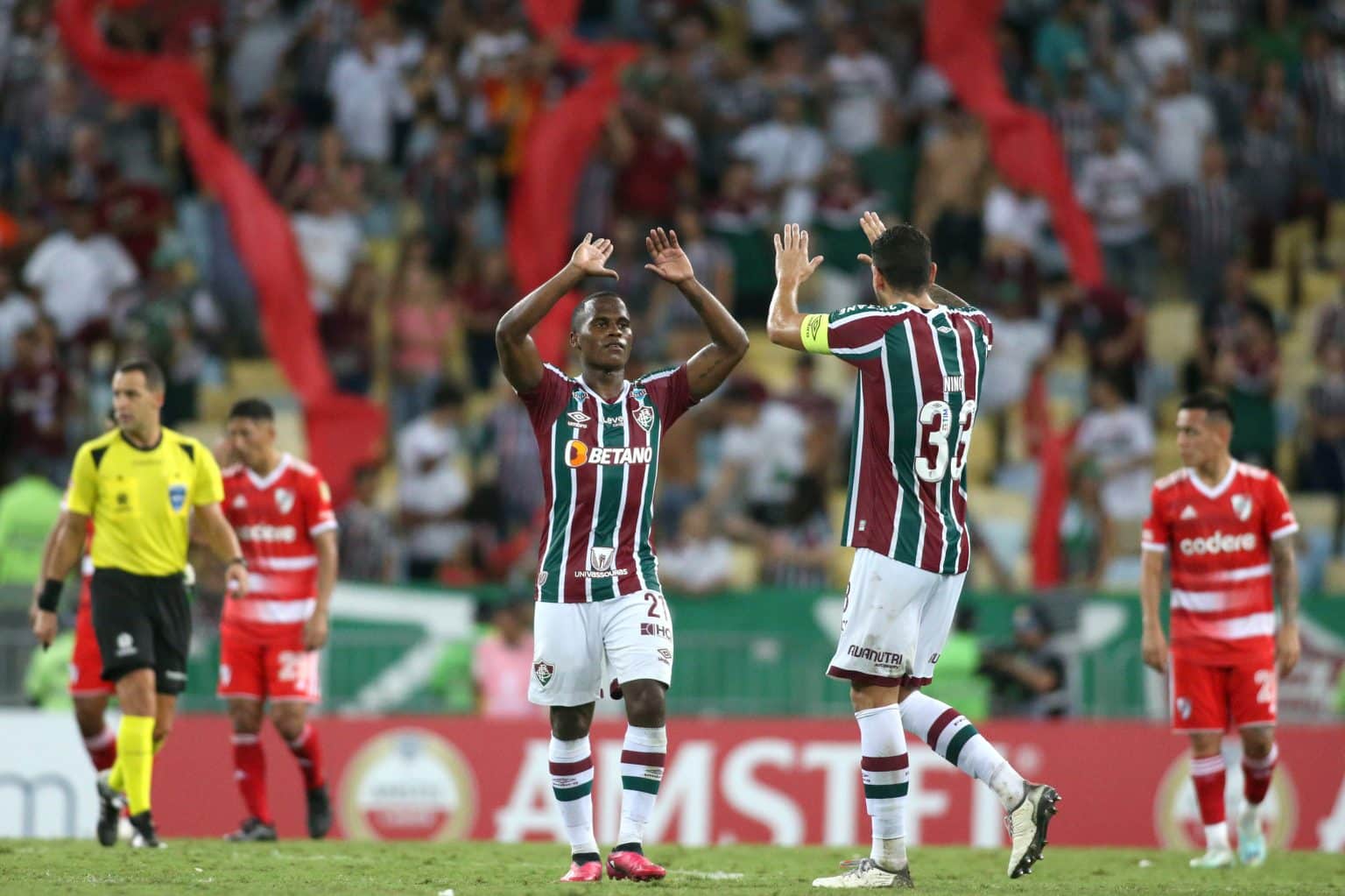 Arias cancela sil&ecirc;ncio e fala sobre transfer&ecirc;ncia no Fluminense