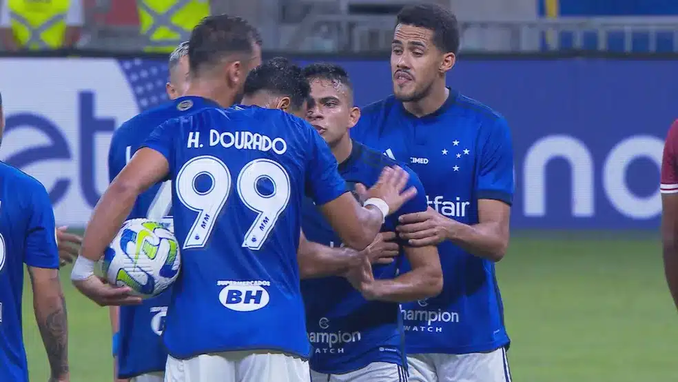 Dourado e Bruno Rodrigues fazem as pazes ap&oacute;s confus&atilde;o por p&ecirc;nalti e mandam recado para torcida do Cruzeiro
