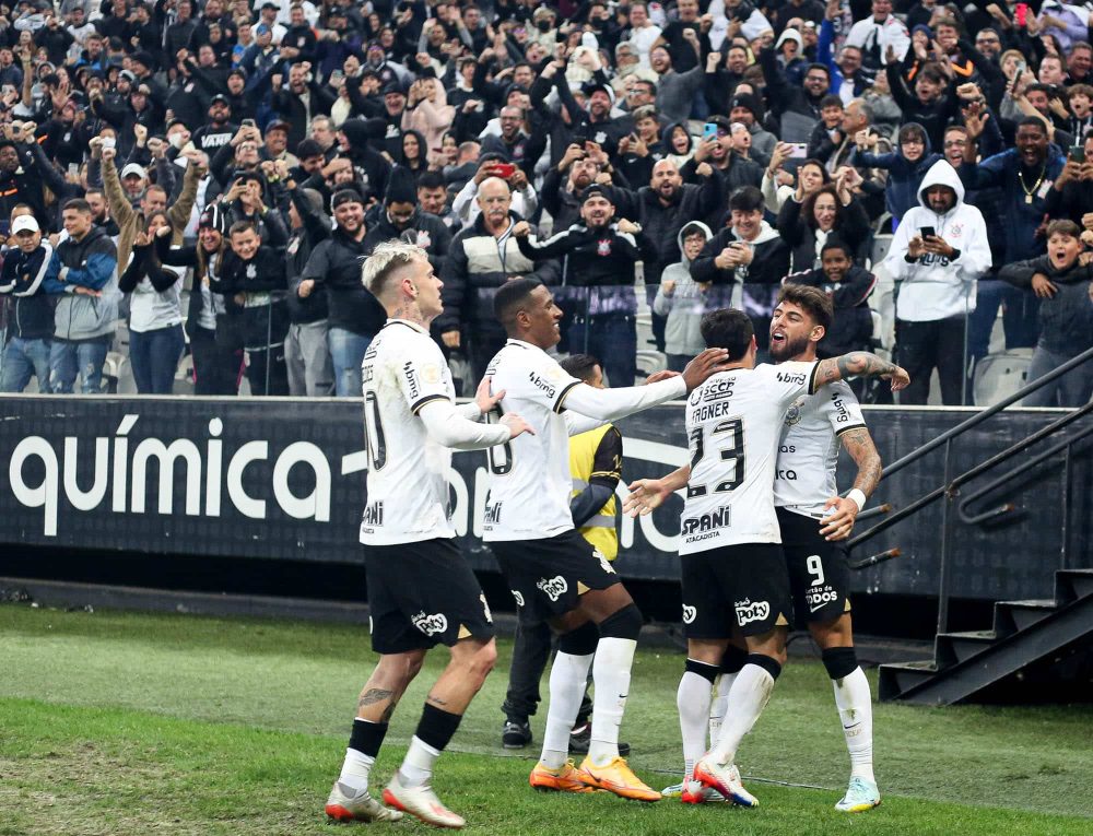 Ex-Corinthians aponta erro grave de estrat&eacute;gia na montagem da equipe e sugere &lsquo;solu&ccedil;&atilde;o&rsquo;
