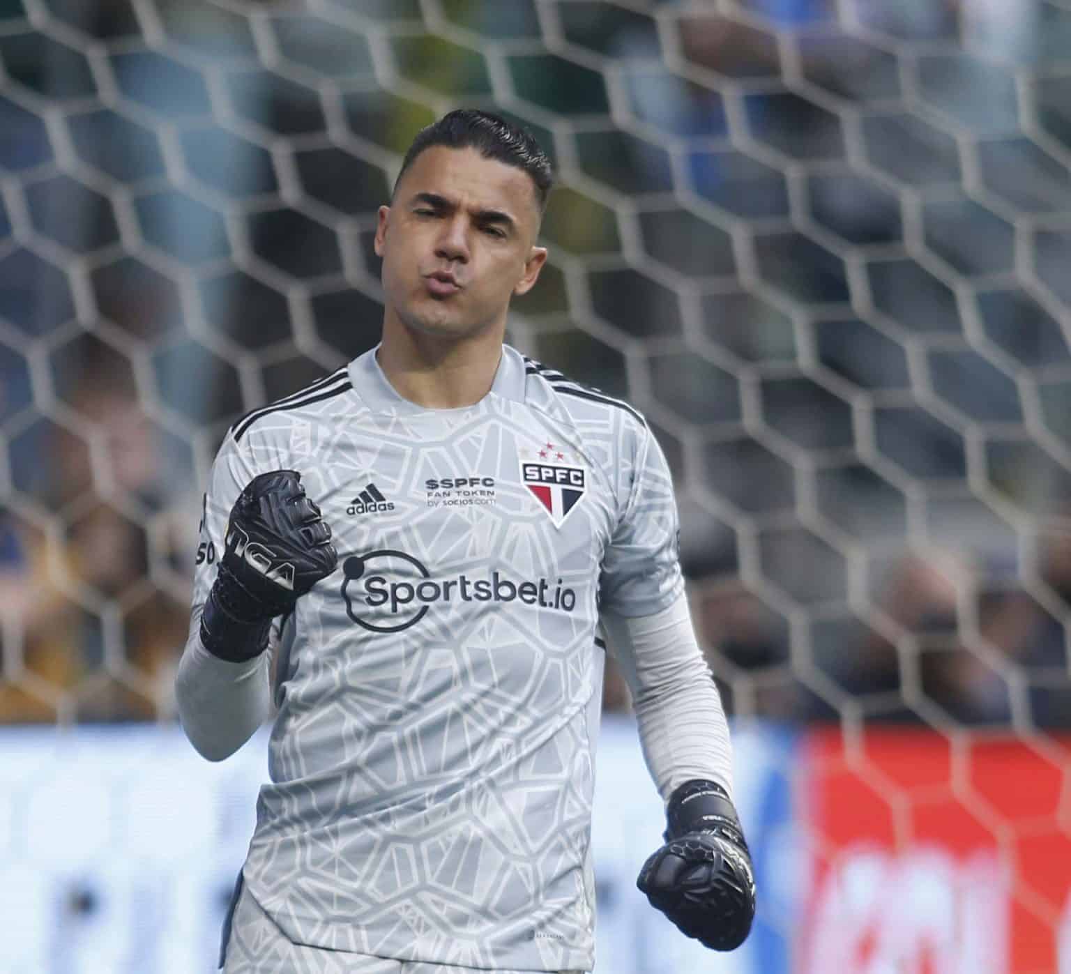 De sa&iacute;da do S&atilde;o Paulo, Felipe Alves tem n&uacute;meros melhores que Rafael; entenda