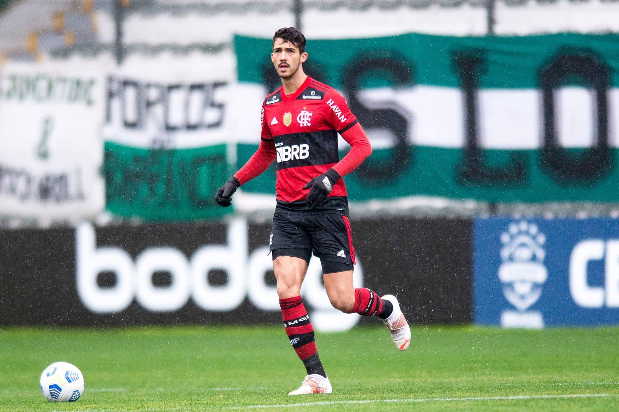 R$ 7 milhões! Flamengo encaminha venda de zagueiro campeão brasileiro