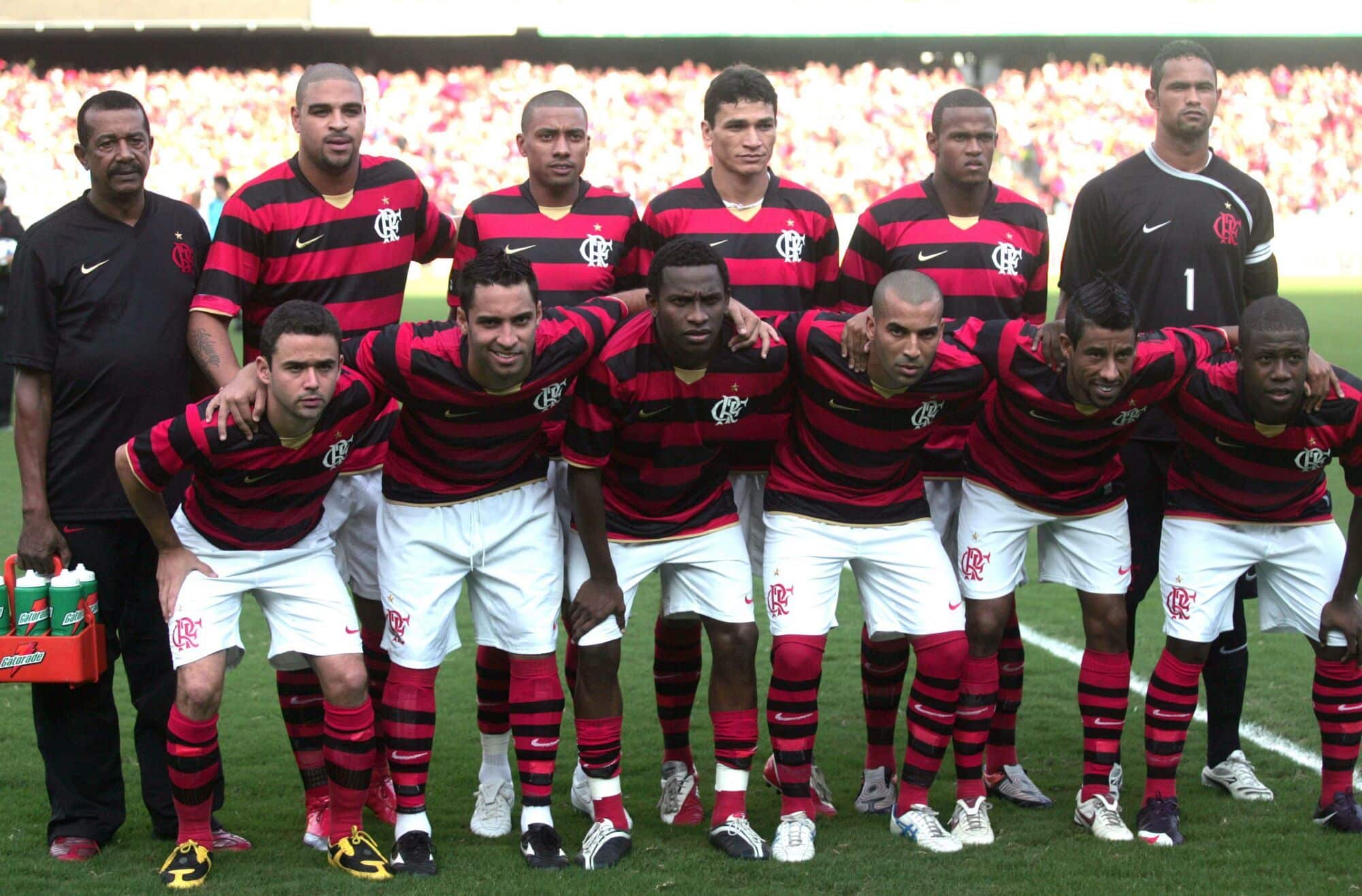 ídolo do Flamengo anuncia volta ao futebol após 7 anos aposentado