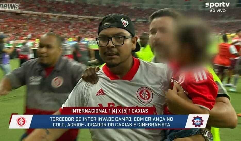 Torcedor do Inter que invadiu gramado com a filha nos bra&ccedil;os &eacute; punido; veja medida