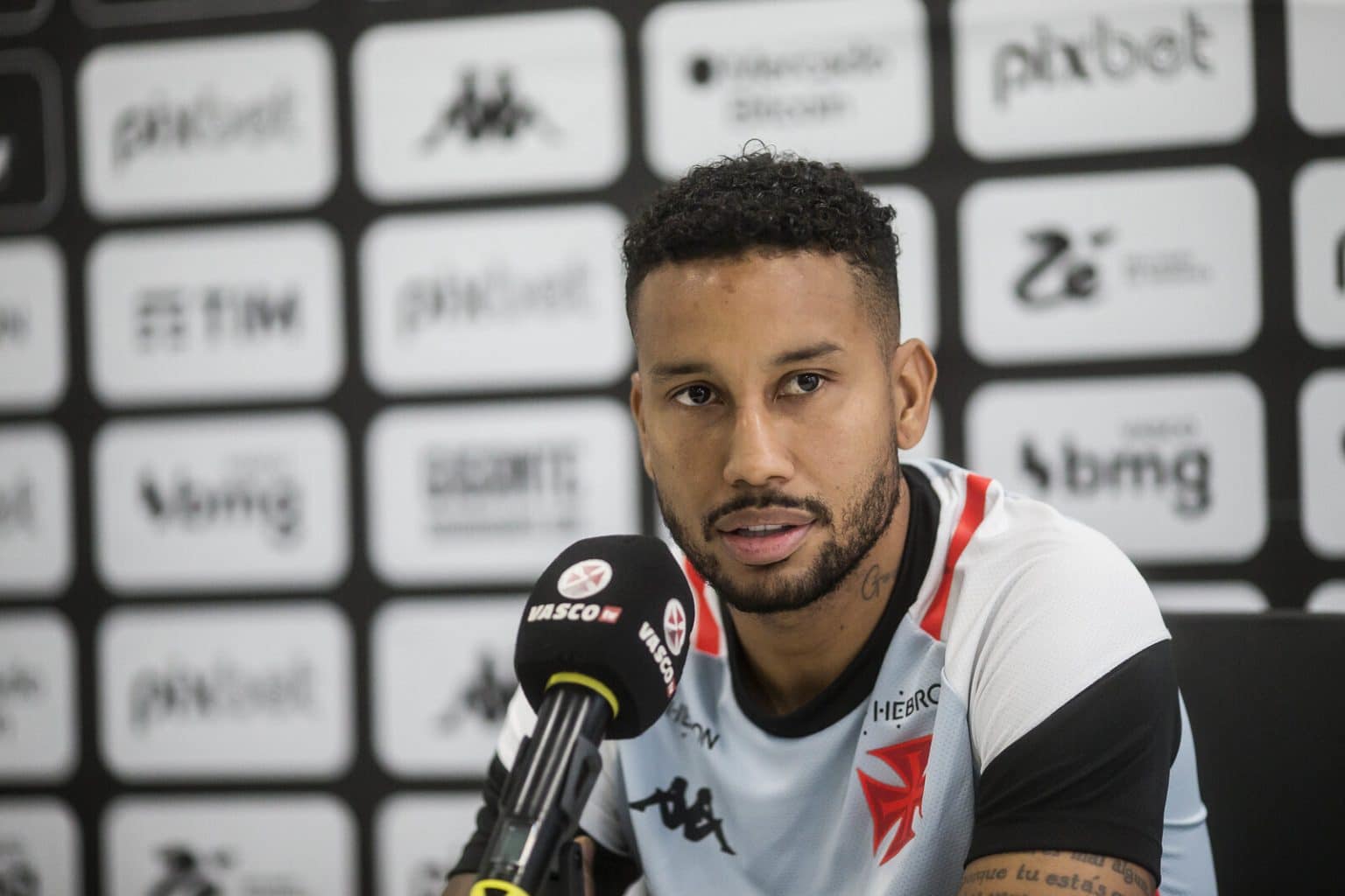 Jair rebate sobre favoritismo do Fluminense e projeta Vasco para o cl&aacute;ssico