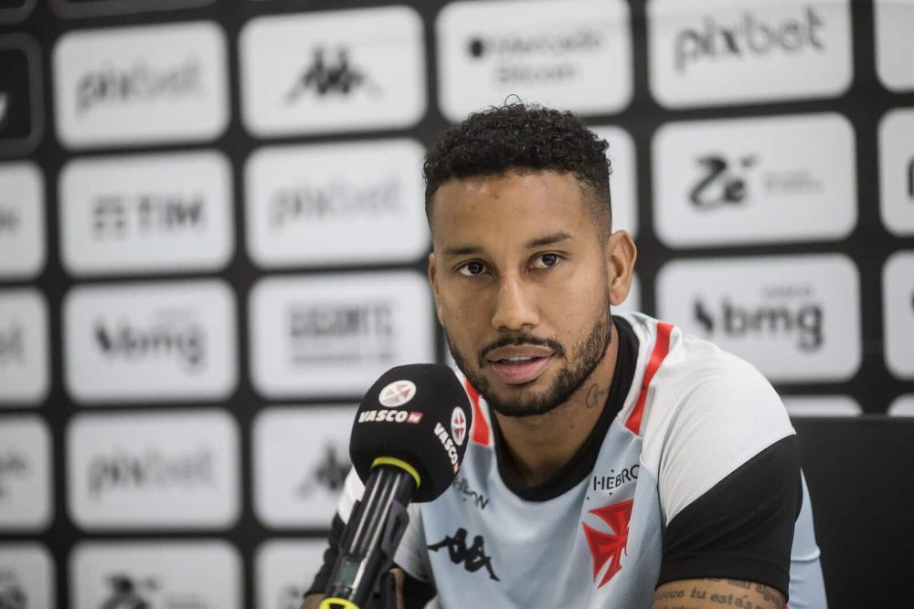 Jair rebate sobre favoritismo do Fluminense e projeta Vasco para o cl&aacute;ssico
