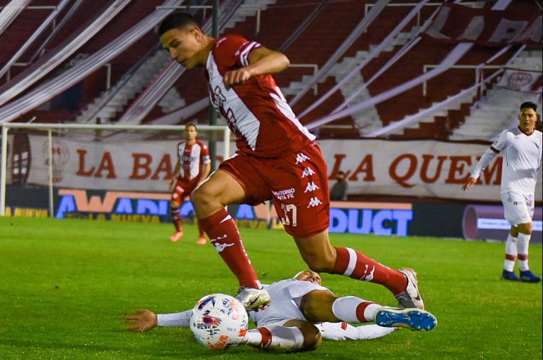 Confira os números de Lucas Esquivel, lateral perto do Athletico e alvo de Botafogo e Fortaleza