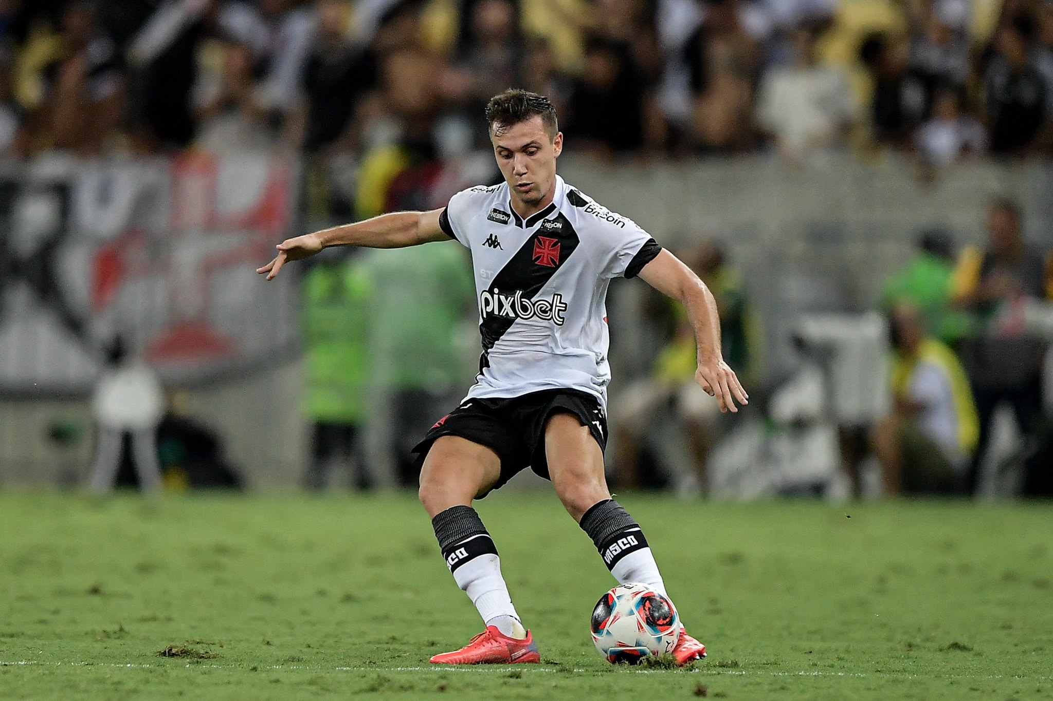 Titular do Vasco é pré-convocado para Liga das Nações da Europa