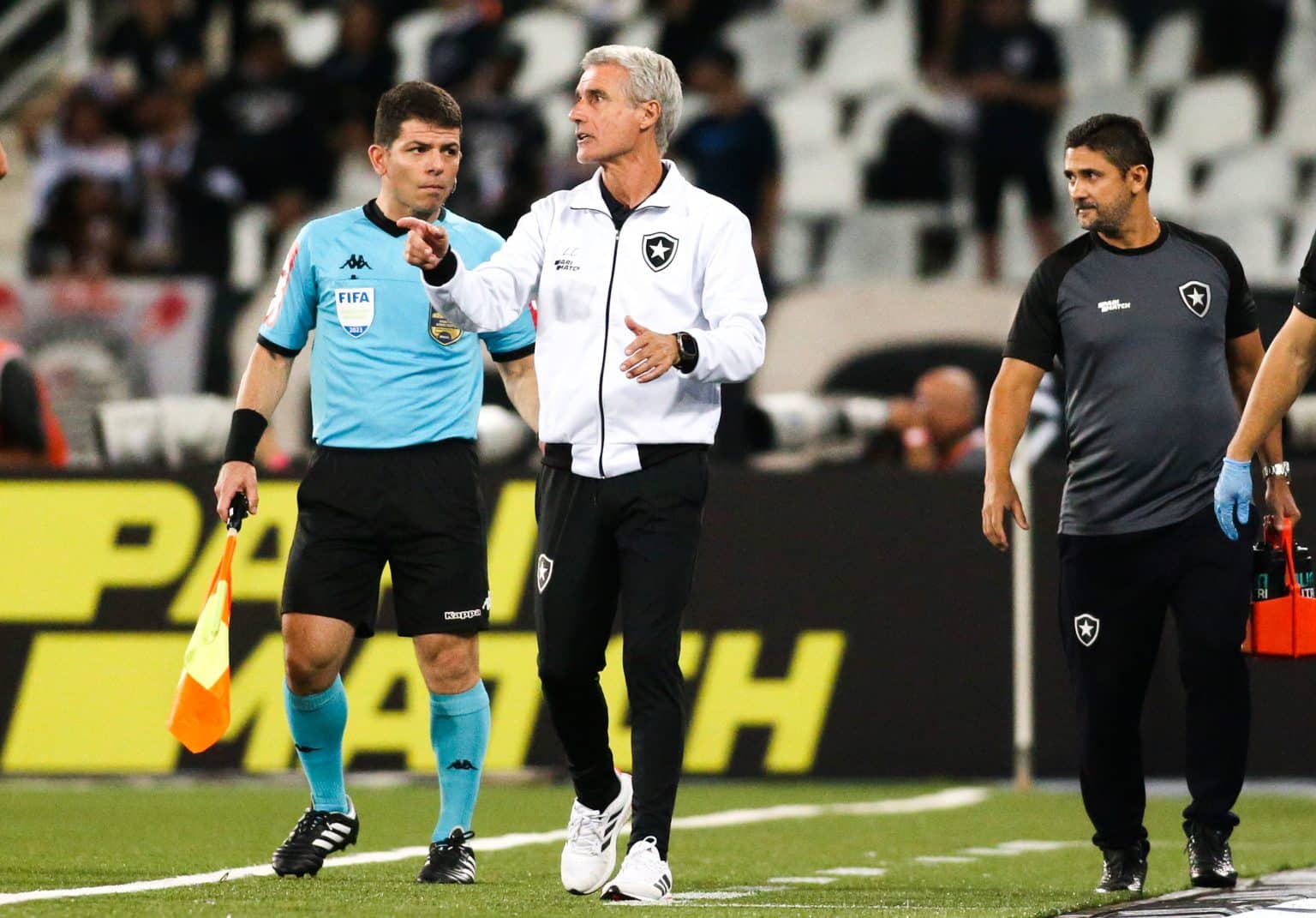 Alvo do Corinthians, meia fica próximo do Botafogo