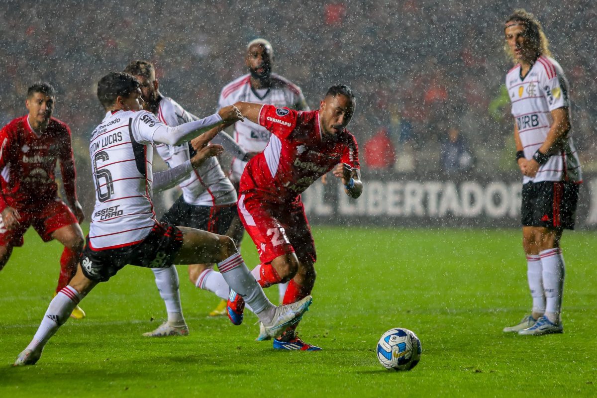 Torcedor solit&aacute;rio protesta em desembarque do Flamengo p&oacute;s trope&ccedil;o na Libertadores e jogador reage
